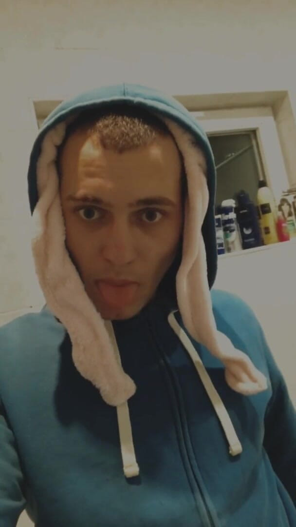 Merry Bell: トイレ奴隷、トイレを舐める