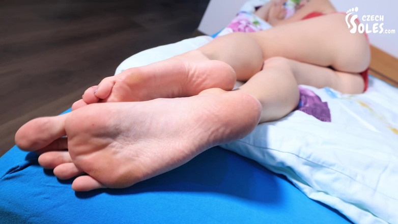 Czech Soles - foot fetish content: 疲惫的脚，长脚趾和睡不着觉的女孩（2160p）
