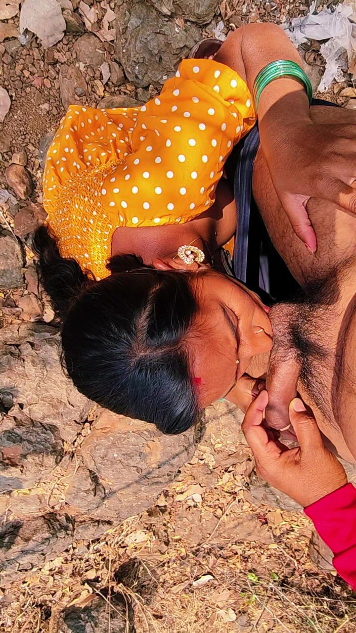 Premi pooja: Desi indiana all'aperto nella foresta