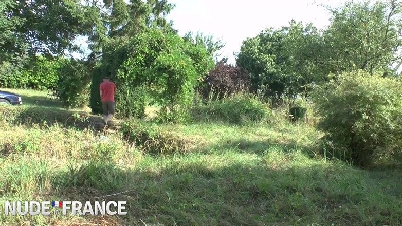 Nude in France: 漂亮的黑发青少年晒日光浴被她的3个邻居群交