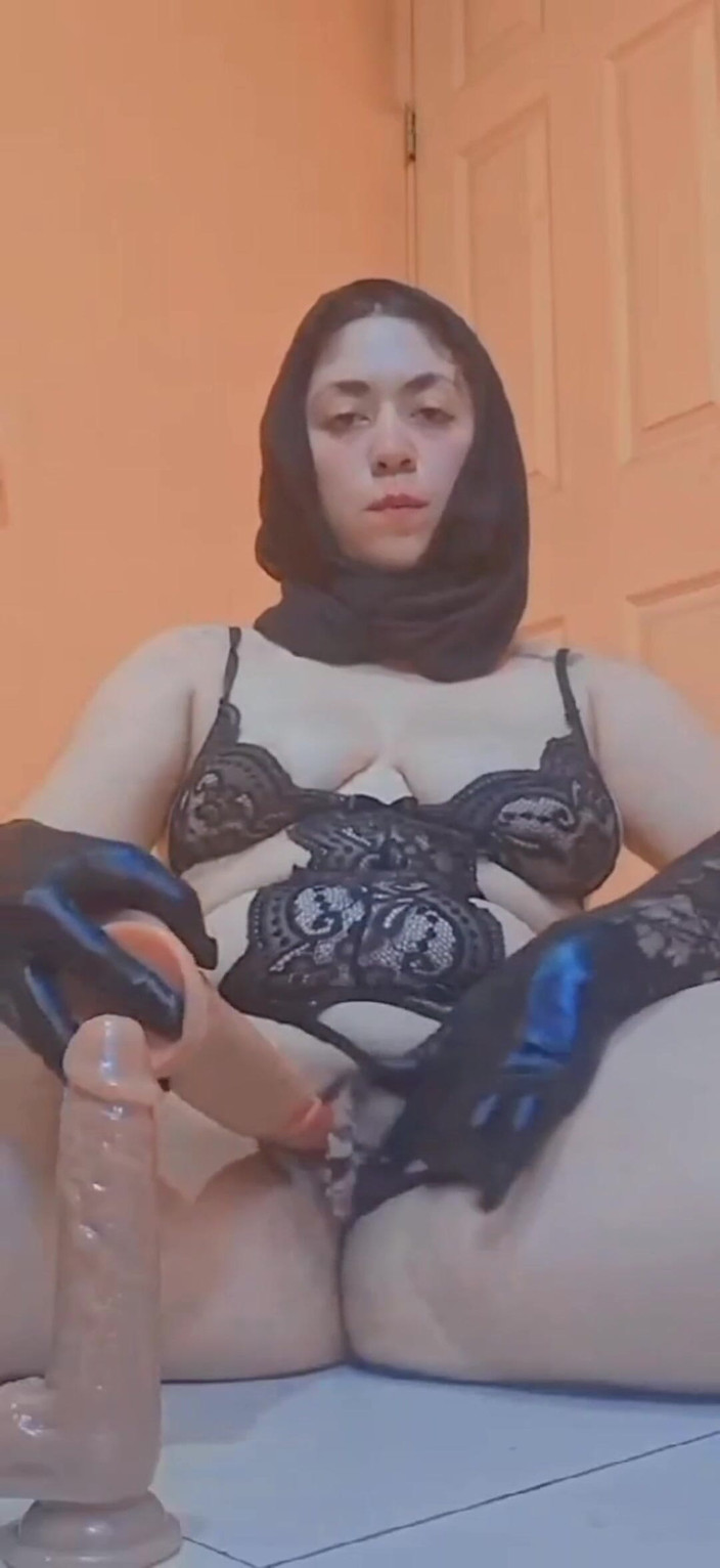 Noemileon: ヒジャブとランジェリー姿のペルシャ人女性がディルドで自分のアソコを弄っている