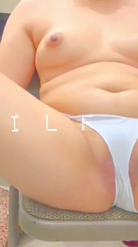 Aku suka banget mainin memek aduhaiku dan aku suka banget muncrat talaga
