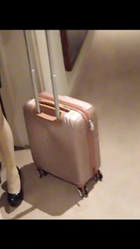 MILF dengan pantyhose dan sepatu hak tinggi berjalan di koridor hotel
