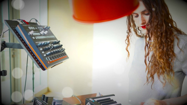 Piper Blush: Lingerie através da cama em câmera lenta