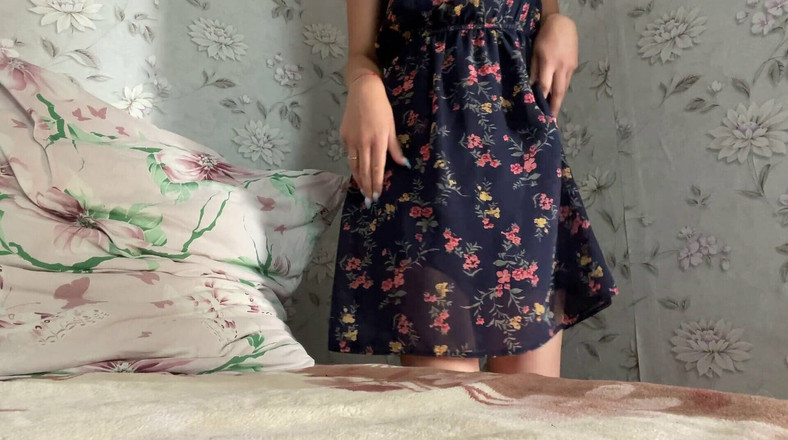 Alexa Holly: Sexy vriendin zonder slipje masturbeert haar lieve poesje voor Sasha