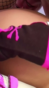 Sexy rubia de grandes tetas nena Delta White en trío de pollas grandes y blancas tiene su bonita cara cubierta de esperma