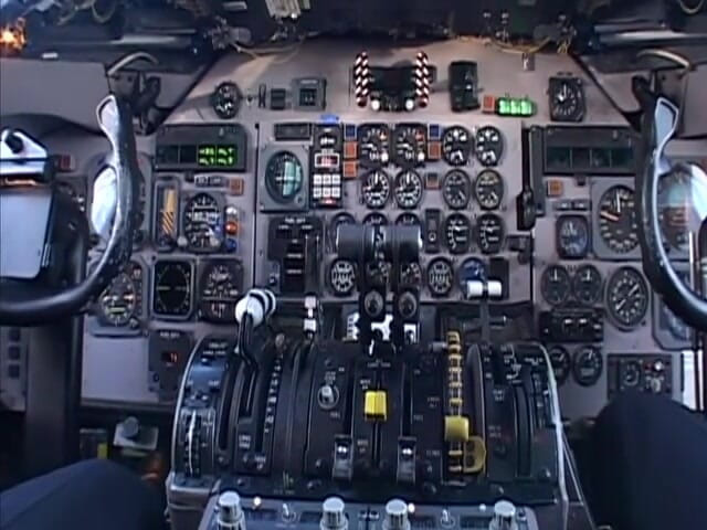 Cumming Soon: Randy pilot pieści seksowną brunetkę w kokpicie