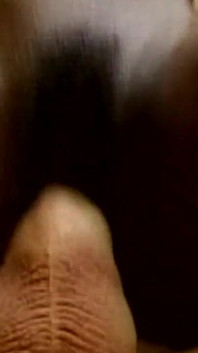 Zwarte hottie zuigt en neukt enorme lul buitenshuis
