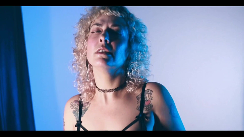 MariLou Moreira: 바이브레이터와 보지 안에 있는 이 거대한 딜도로 즐기는 마지막 파트!