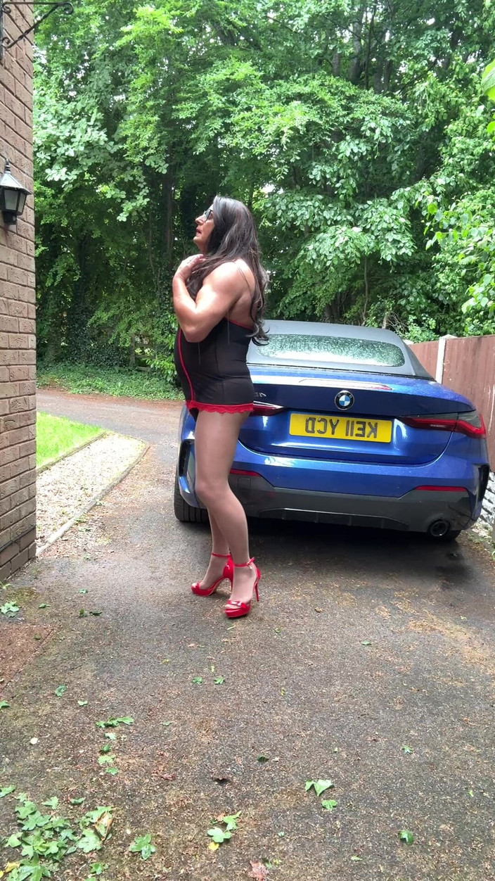 Kellycd2022: Si seksi crossdresser kellycd2022 dengan stoking mini seksi dan sepatu...