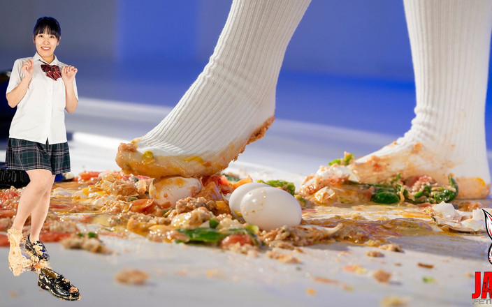 Japan Fetish Fusion: Przyjemność stomping z uśmiechem: Food Crush przez Miu Kiritani (4k Video)