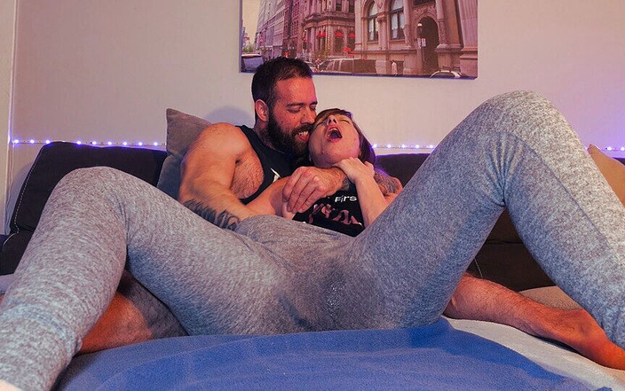 JessTonySquirts: 穿着我的瑜伽裤大量潮吹