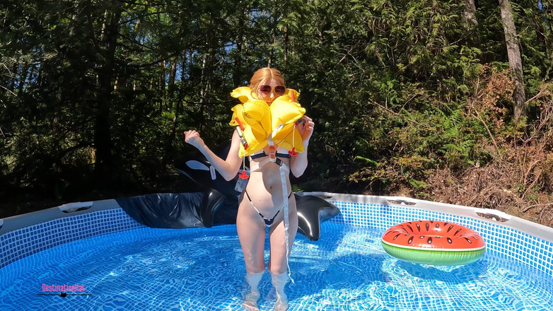 Destination Kat: Fetișul tău gonflabil cu jachetă de salvare