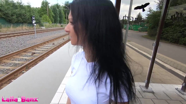 Laila Banx: Tramvai ratat! Futută fără restricții pe marginea drumului