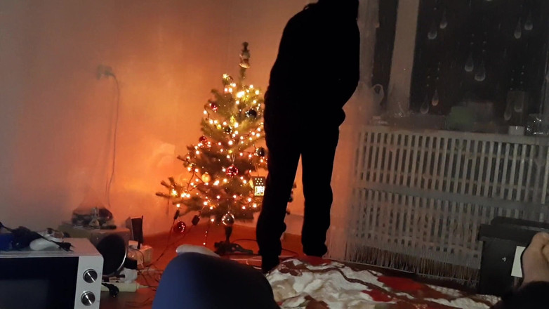 Lesbian-illusion: Пока моя мачеха украшает дерево, моя девушка лижет мою киску