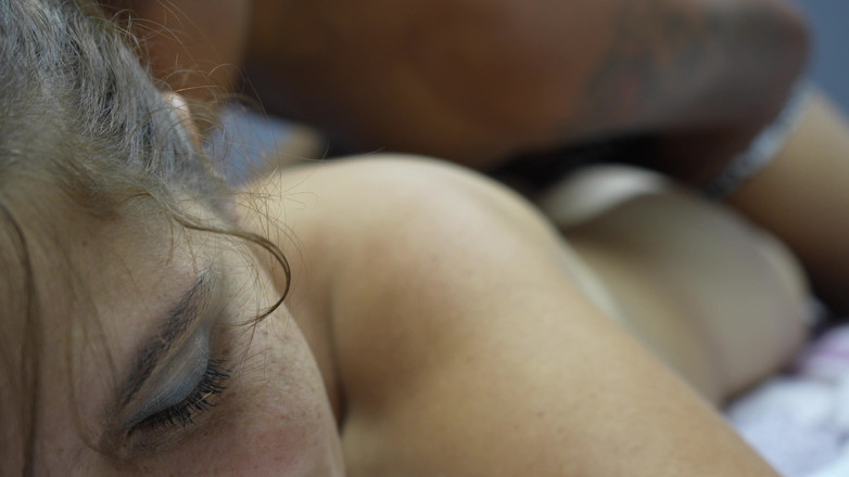 Aly: Xoa bóp và đụ cho mẹ kế hứng tình của tôi