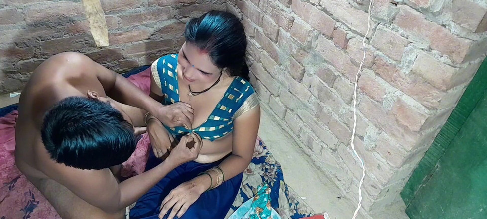 Renudbf: Gorący seks przyrodniej siostry z pocałunkiem warg z językiem hinduskim