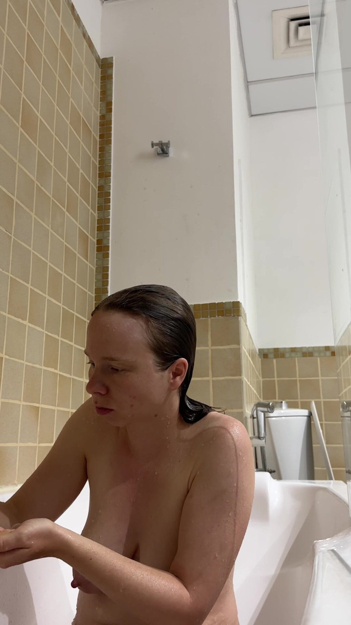 SweetLucy96: Teen with Hot Sagging Tits