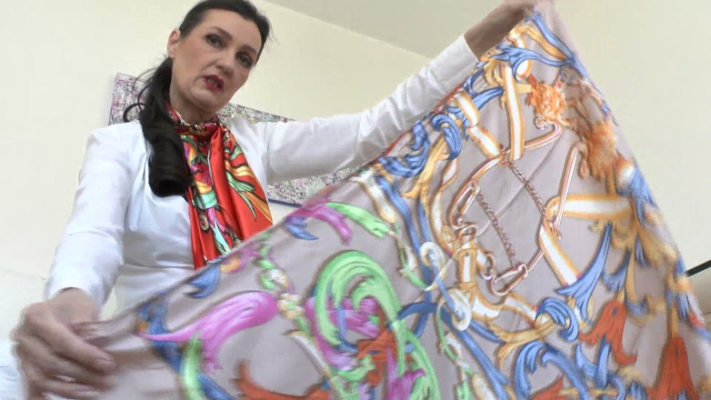 Lady Victoria Valente: Distrugând ejaculări lucioase din satin! Uita-te si cum ejaculează peste...
