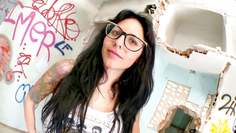 Amaspain: İspanyol esmer terk edilmiş harabelerde sikişiyor