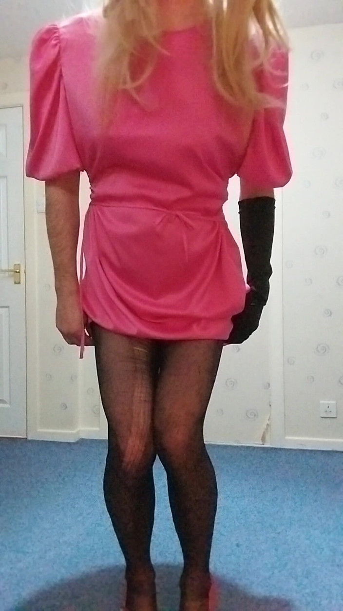 Cindy Belfast: 金发娘娘腔华丽射在粉红色