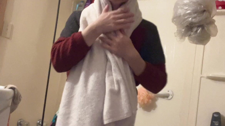 sweethanajapanese: Tiny Nature Tit Hana so Nice Her in Bathroom Finish...