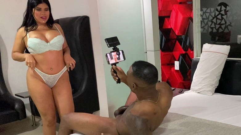 Rosxy Gutierrez: リッチなブルネットが見知らぬ女性とセックスし、その男に彼女の噴射液を飲ませる