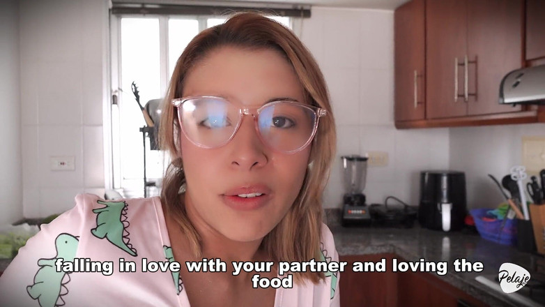 Pelaje mix: Servitoarea fute legumele. Ea ejaculează în bucătărie.