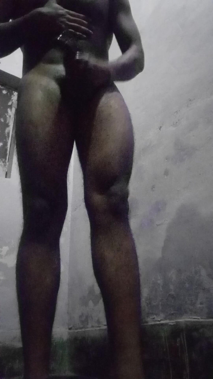 Raaz26d: 집에서 아무도 없는 동안 큰 자지에 기름을 싸고 자위하는 델리 덩어리 소년