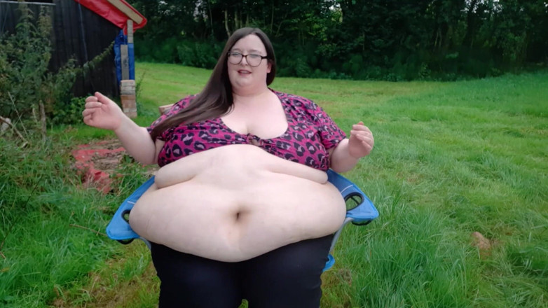 SSBBWLadyBrads: SSBBW outdoor belly play and walking