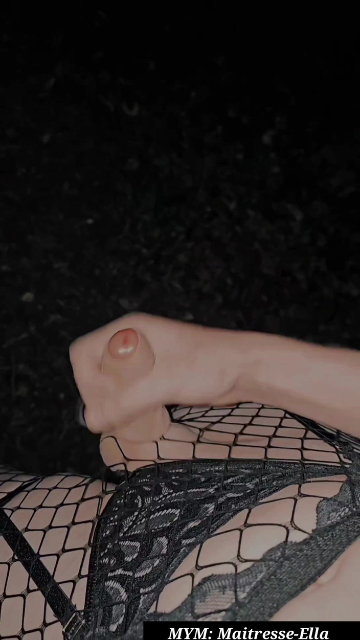 Maitresse-Ella: Femboy Cumshot in the Woods