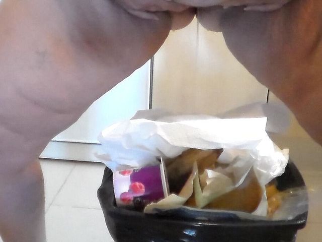 Jen is peeing into the trash can (Sex hub couple)