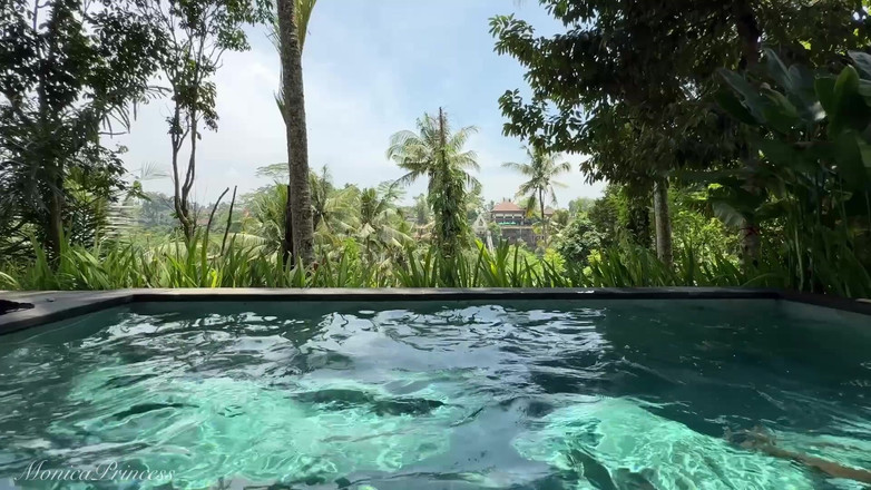 Princess Monica: Provocante in abito trasparente all'aperto in piscina, Spogliarello