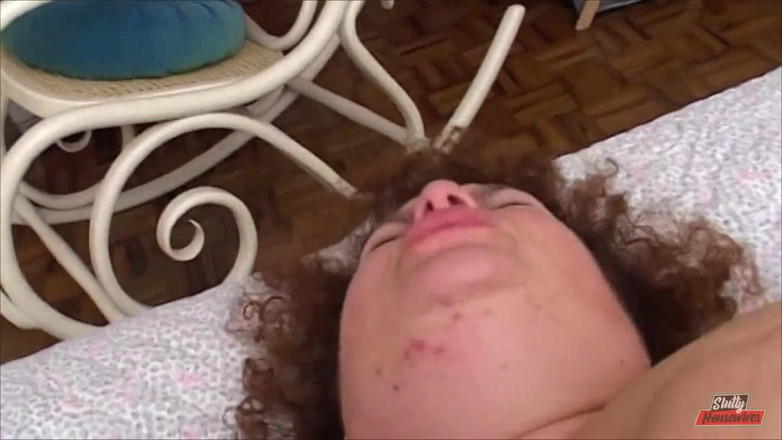 Vere Casalinghe Italia.: Her husband is not there and she excitedly fucks two...