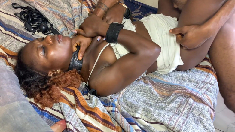 Ebony-forever69: Roztáhni její kundičku široko pro hardcore misionáře, aby několikrát vybuchla její...