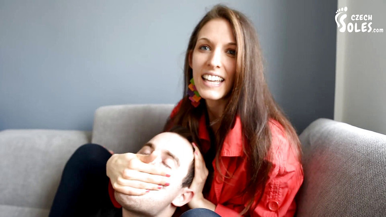 Czech Soles - foot fetish content: エリシュカによる足崇拝とホムの服従