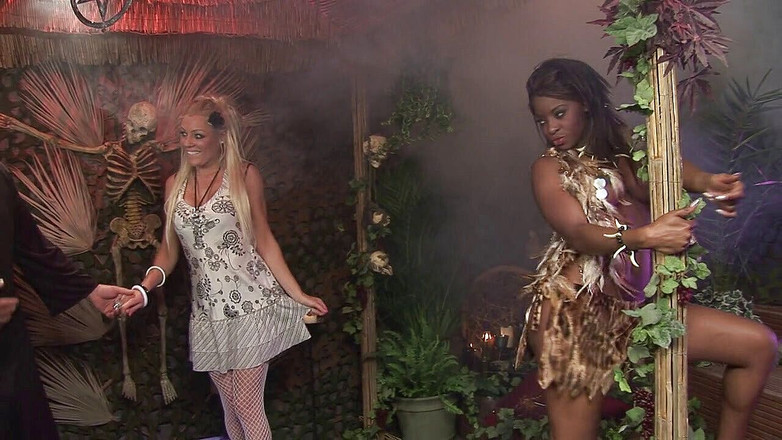 Witches are Bitches: Pendeta botak lagi asik seks foursome antar ras sama pelayan...