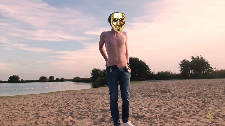 GoldenElixxxir: Twink Di Pantai Non Nudist Berpakaian Diam-diam Telanjang 4K! Eksibisionisme Remaja...