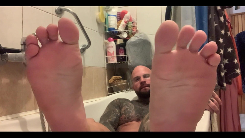 Jasons feet: 一次漂亮热辣的洗澡？