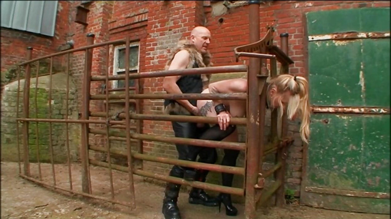 Absolute BDSM films - The original: Gedomineerd en buitenshuis geneukt