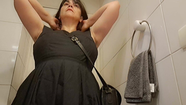 Mommy big hairy pussy: 털이 무성한 보지가 화장실에서 큰 자지 새엄마를 따먹어