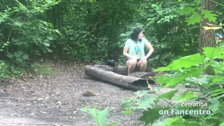 Zetration: Вона радує свою пизду милою брюнеткою в лісі, і я таємно спостерігаю за нею!