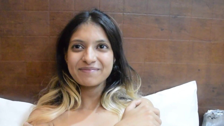 YourDickSucker: मेरी शर्मीली प्रेमिका नग्न होने के दौरान प्यारी दिखती है