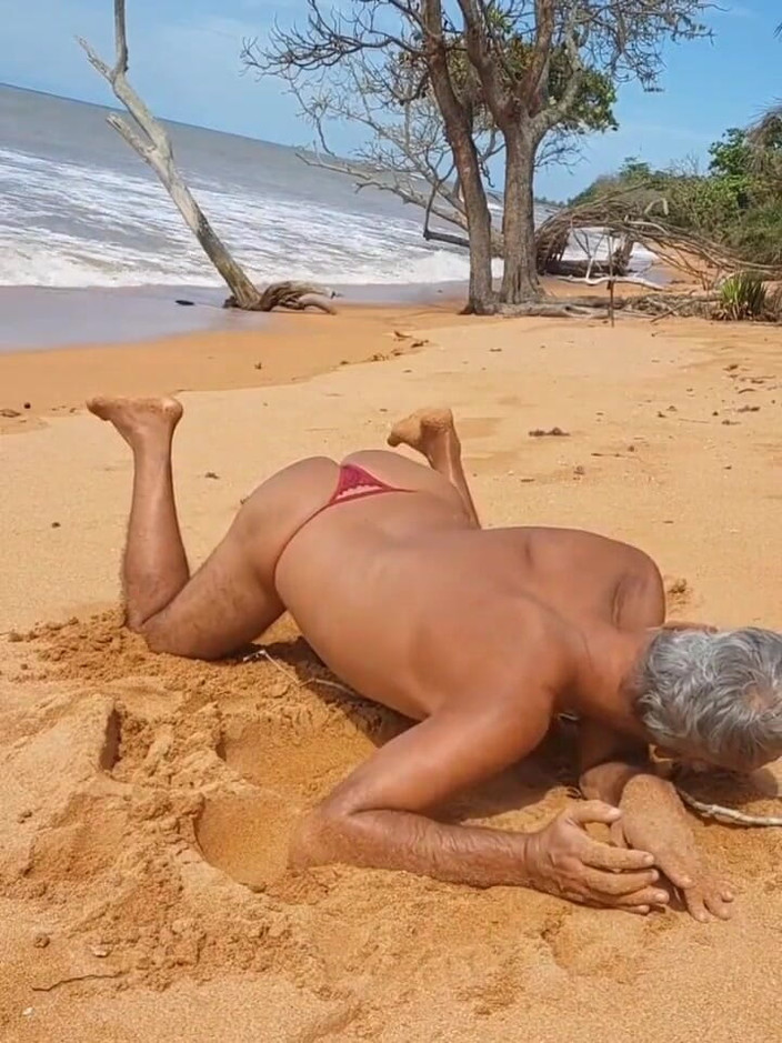 Ladysilvas: Ladysilva di pantai menunjukkan pantat panasnya dalam seluar dalam merah