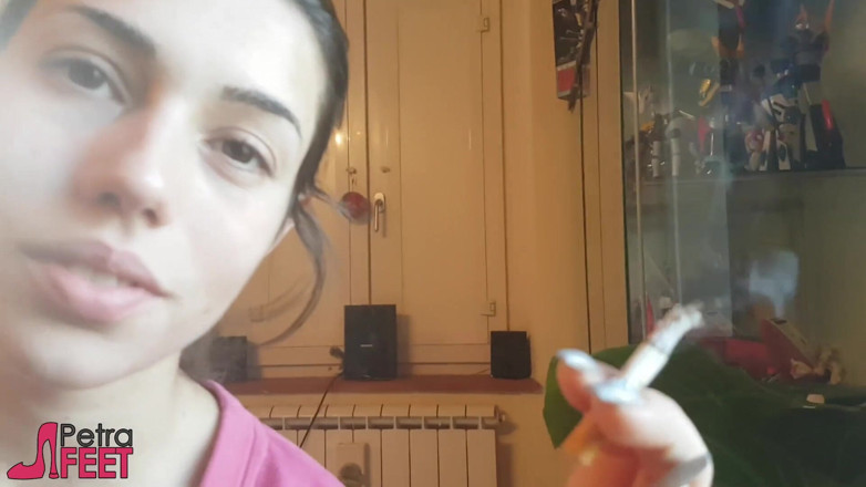 Smokin Fetish: 诱人的意大利女孩在一个特写视频中抽雪茄