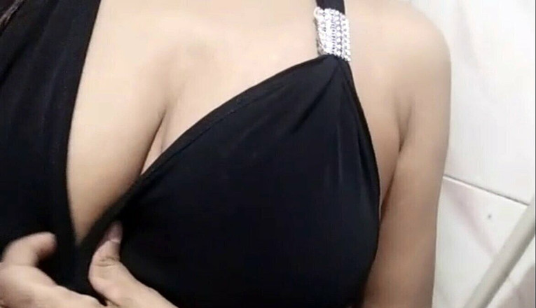 Miya White: La cameriera indiana da vicino con i miei piedi sporchi...