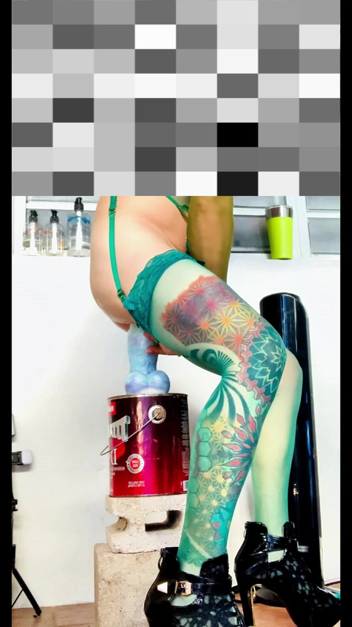 Benito414: Милий транссексуал катається на ділдо на вулиці з трусиками пліч-о-пліч