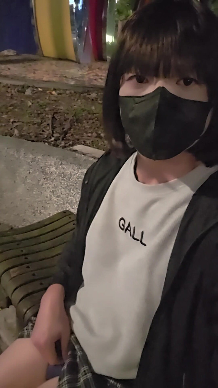 Taiwancdgirl: Sexig shemale Tingxuan onanerar utomhus och tvättar händerna