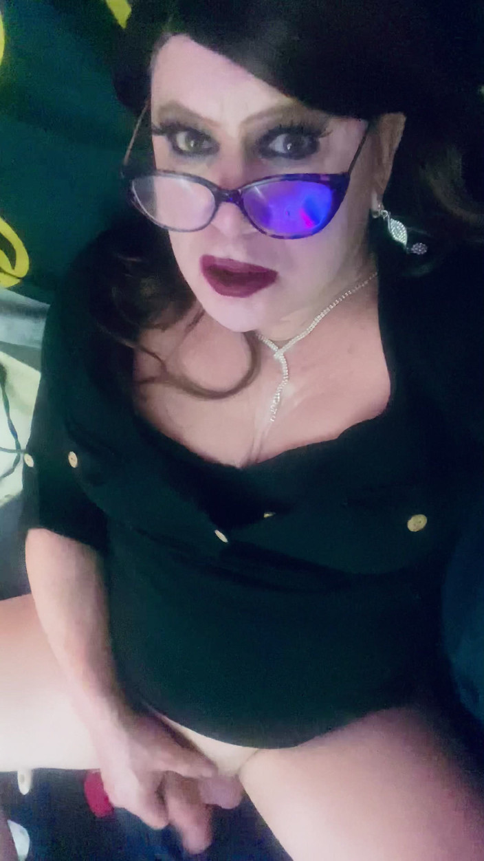 Krissy Sweets: Krissy Sweets acariciando su polla