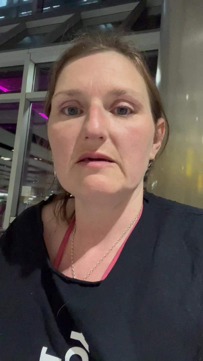 MistressWriggler: Голі Цицьки В Аеропорту